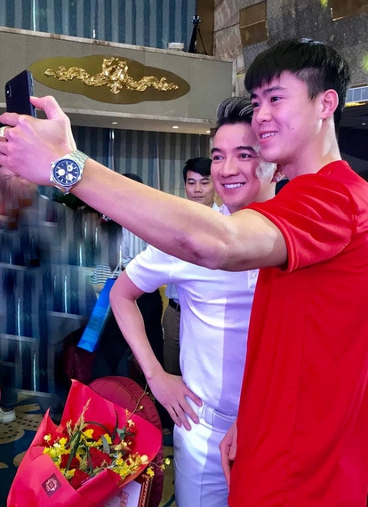 Đàm Vĩnh Hưng xin chữ ký cầu thủ U23